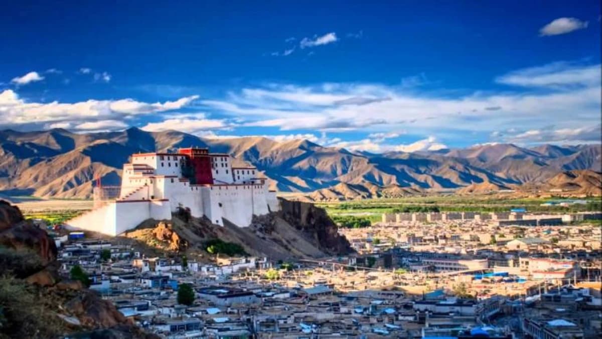 potala-palace-and-lhasa-city