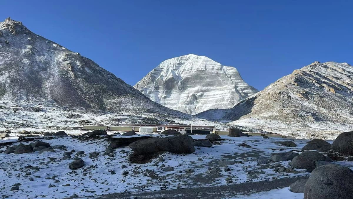 Kailash Helicopter Tour via Lucknow